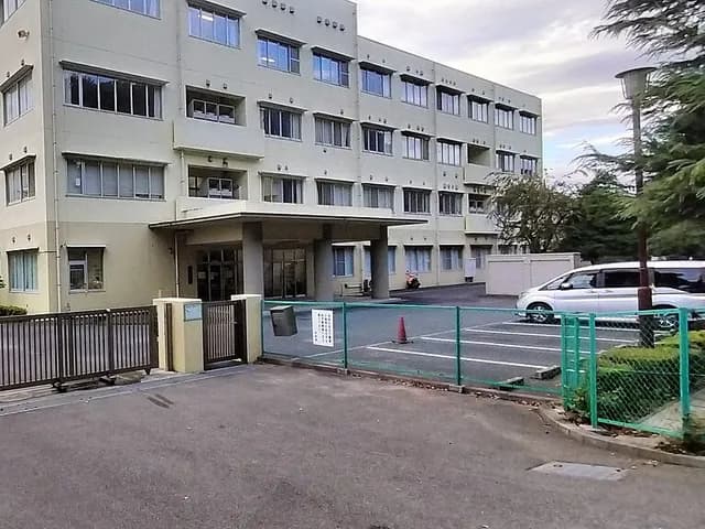 座間高校の外観
