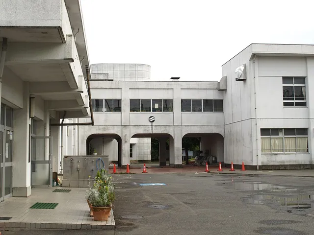 荏田高校の外観