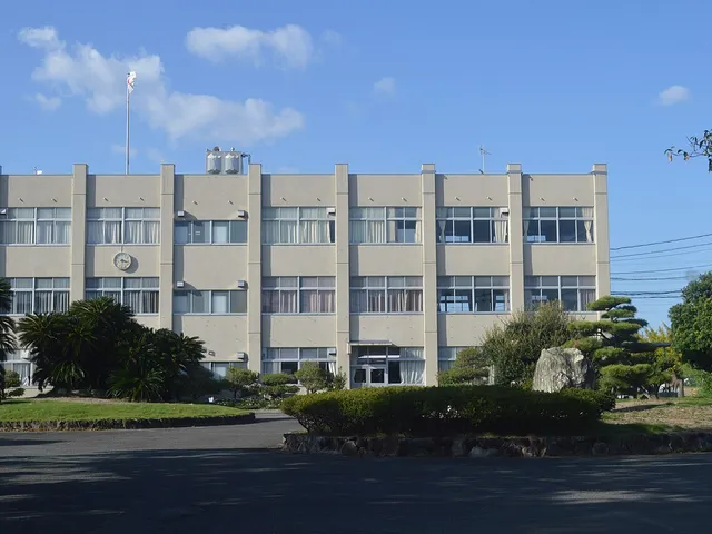 半田高校の外観