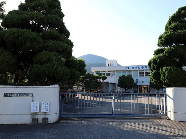 氷上西高校の外観