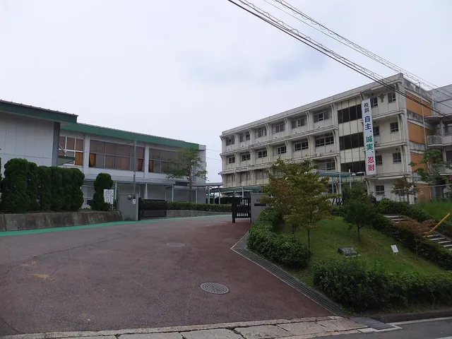 広島商業高校の外観