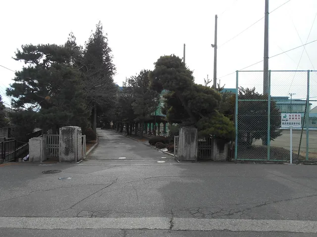 穂高商業高校の外観