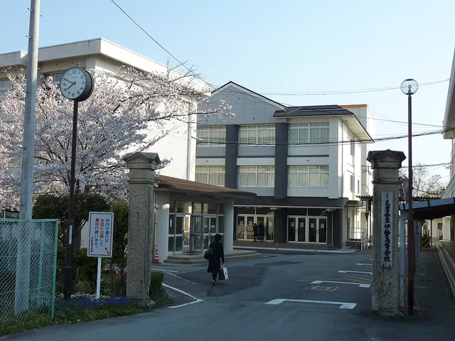 伊勢高校の外観