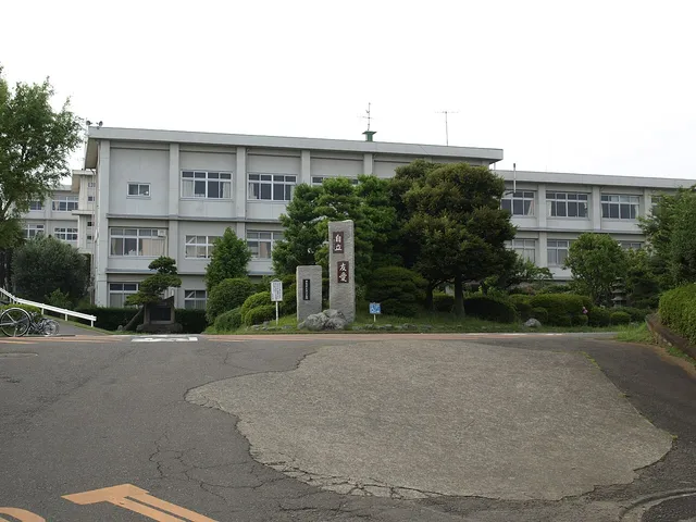 伊勢原高校の外観