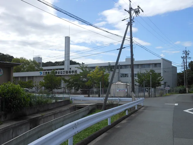 伊勢まなび高校の外観