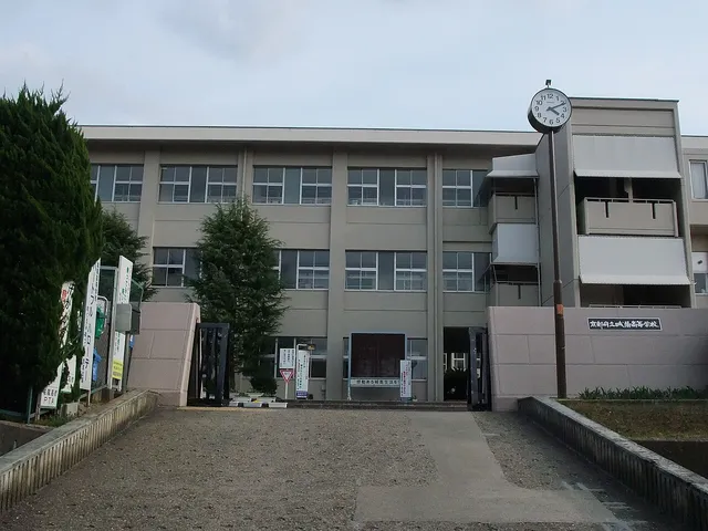 城陽高校の外観