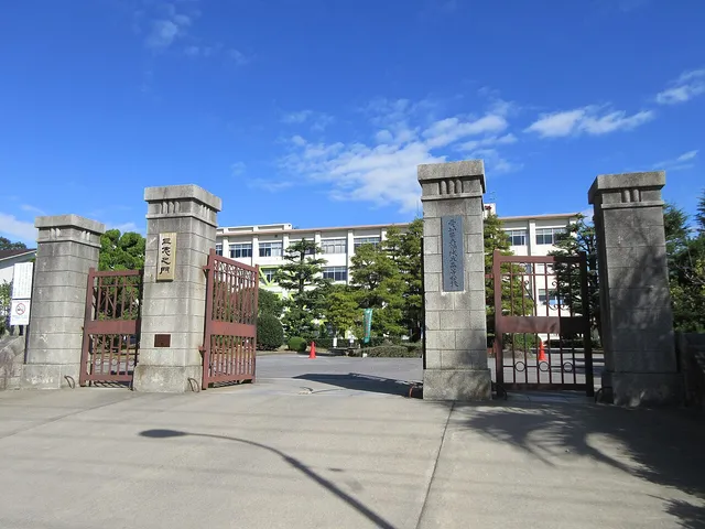 鶴城丘高校の外観