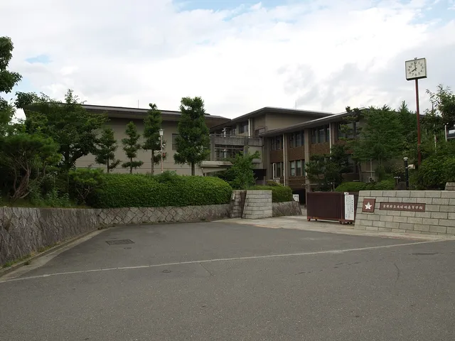 北嵯峨高校の外観