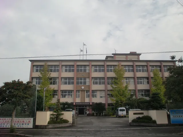国分中央高校の外観