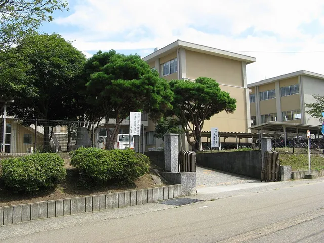 小松商業高校の外観