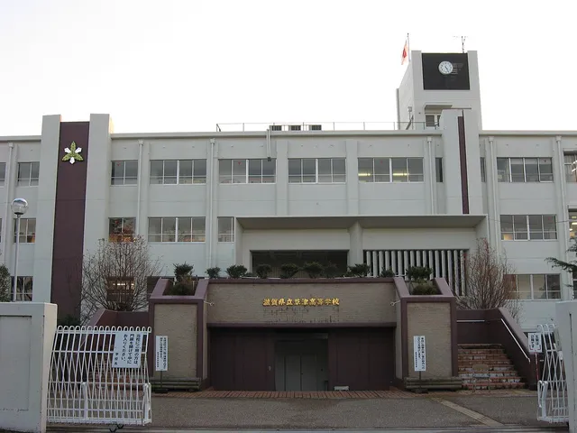 草津高校の外観