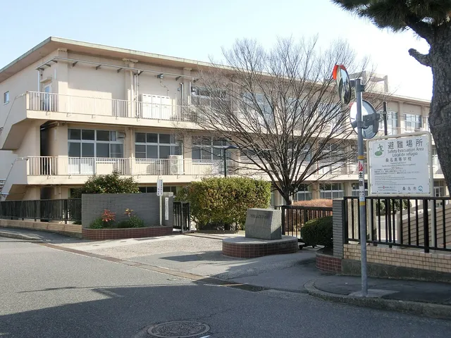 桑名高校の外観
