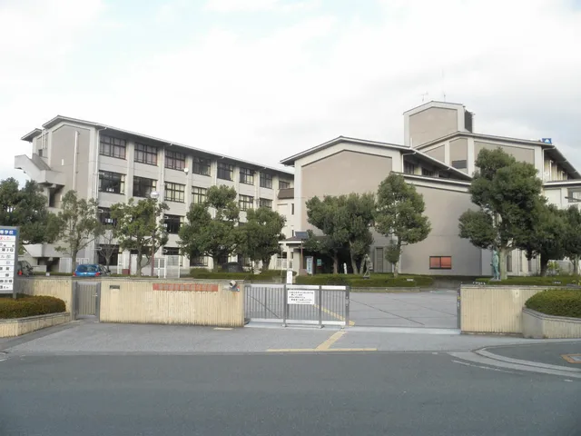 南陽高校の外観