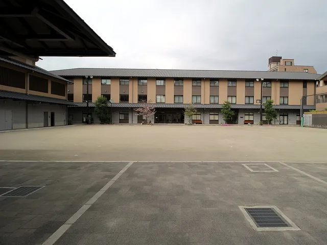 京都堀川音楽高校の外観