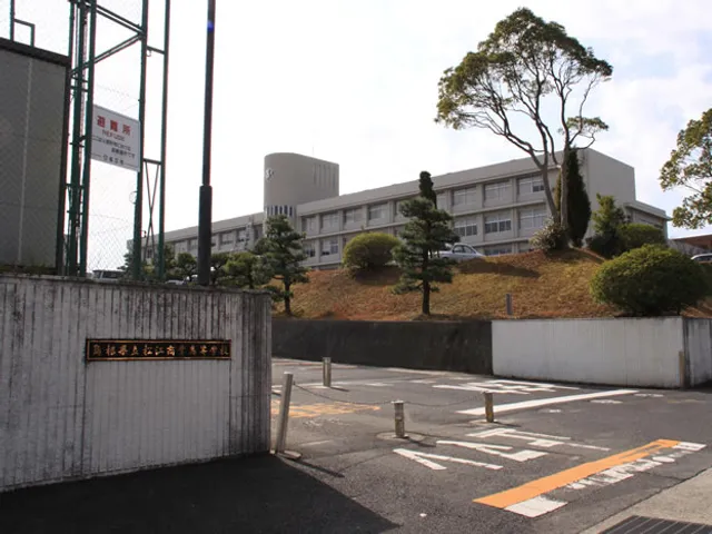 松江商業高校の外観
