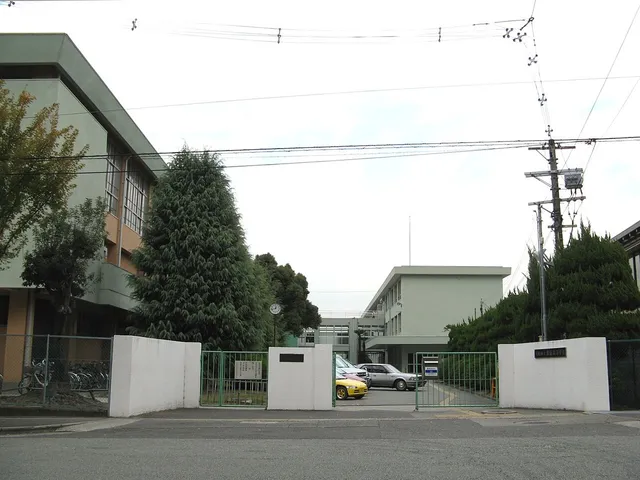 箕面高校の外観