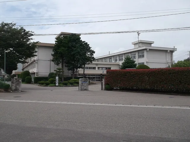 村上中等教育学校の外観
