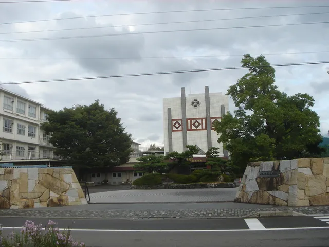 長良高校の外観
