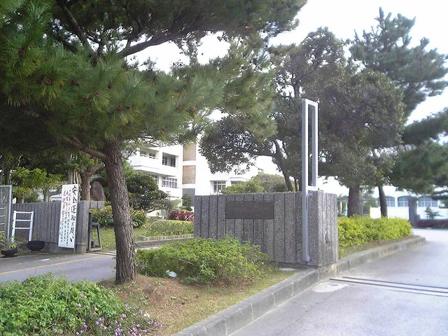 名護高校の外観