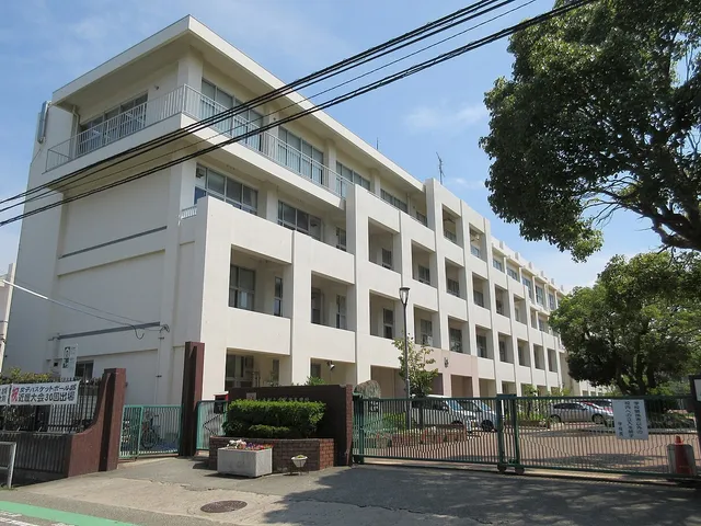鳴尾高校の外観