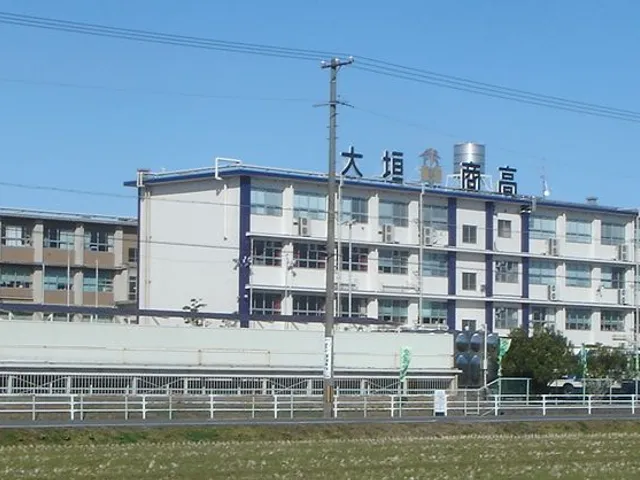 大垣商業高校の外観