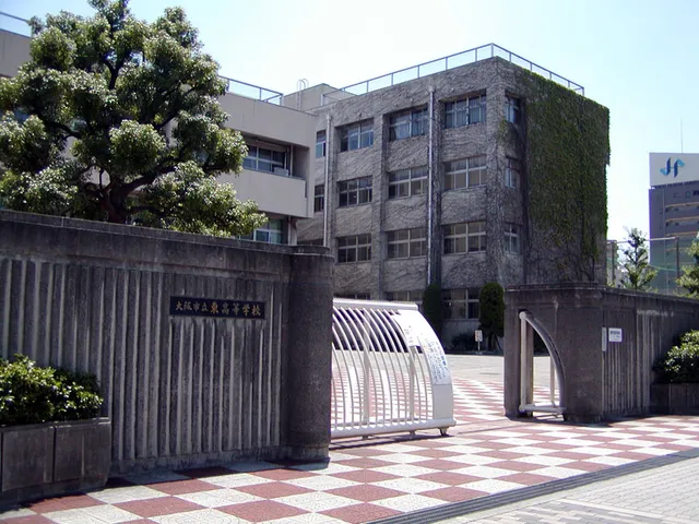 東高校の外観
