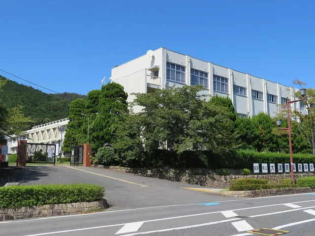 大津商業高校の外観