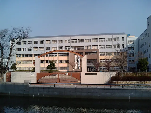 六甲アイランド高校の外観