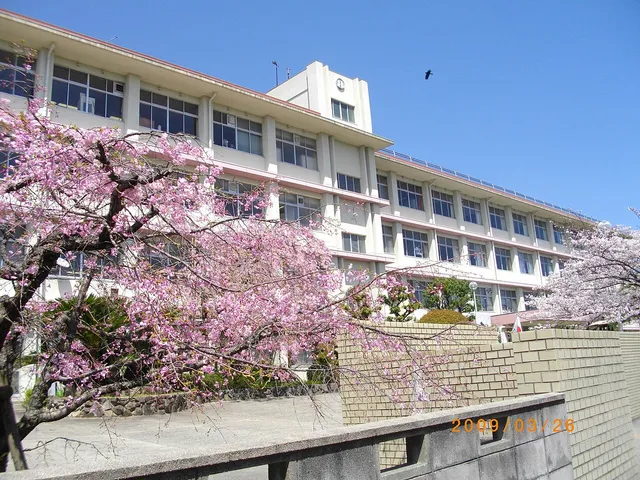 桜塚高校の外観