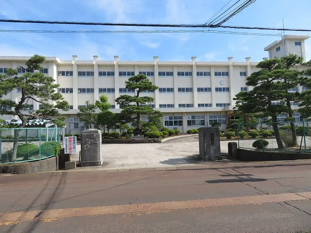 三条商業高校の外観