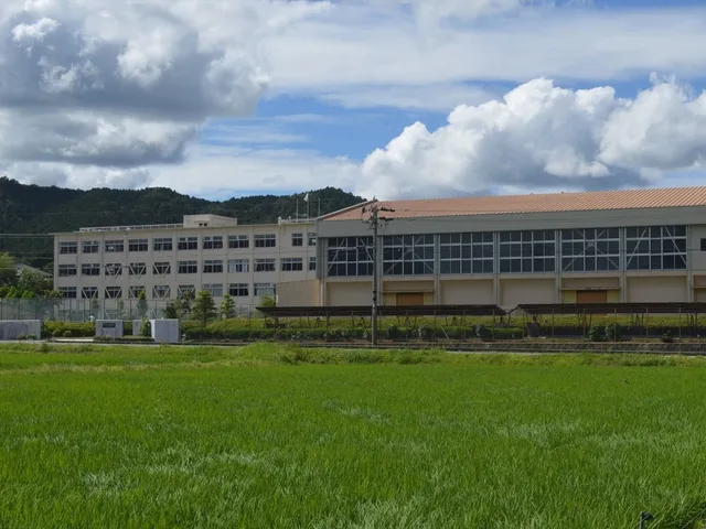 新城有教館高校作手校舎の外観