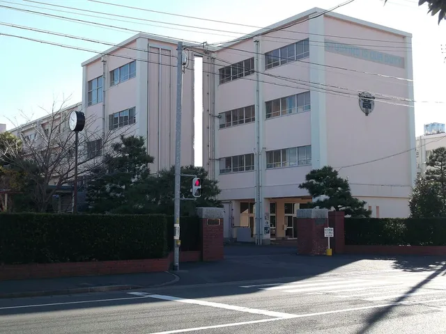 新居高校の外観