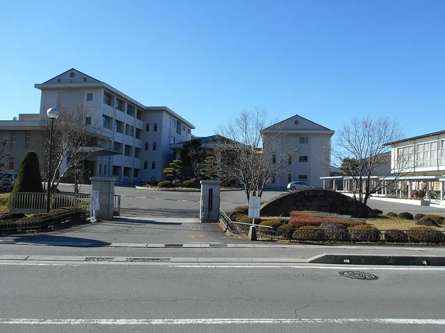 諏訪実業高校の外観