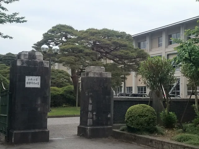 富山高校の外観