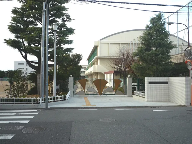豊中高校の外観