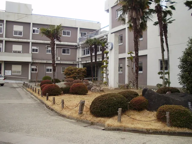 津高校の外観