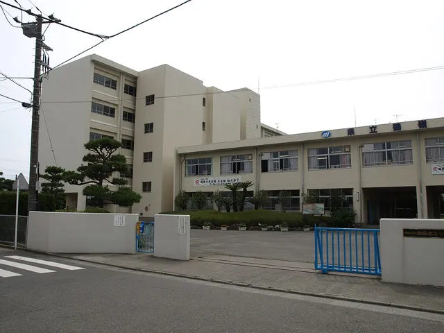 鶴嶺高校の外観