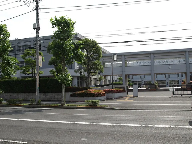 鶴見総合高校の外観