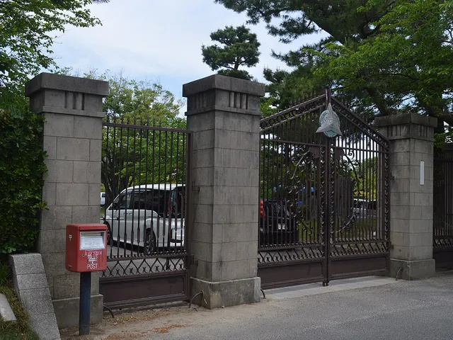 津島高校の外観