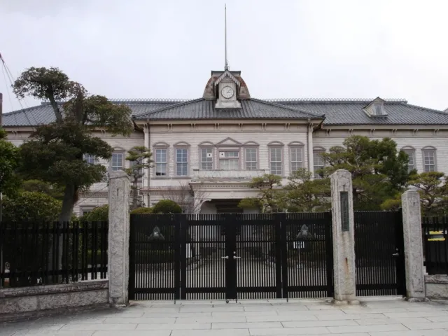 津山高校の外観