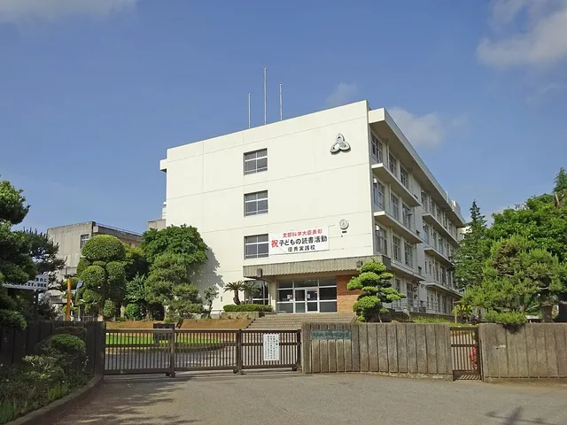 八千代西高校の外観