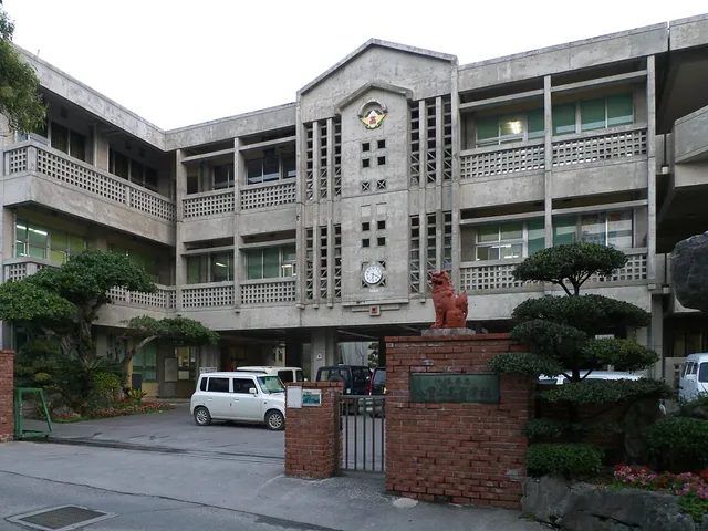 八重山高校の外観