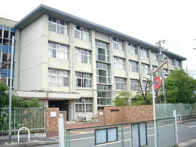 八尾北高校の外観
