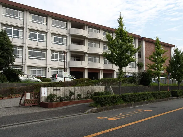 横浜氷取沢高校の外観