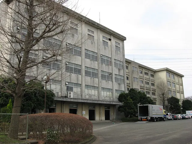 横浜明朋高校の外観