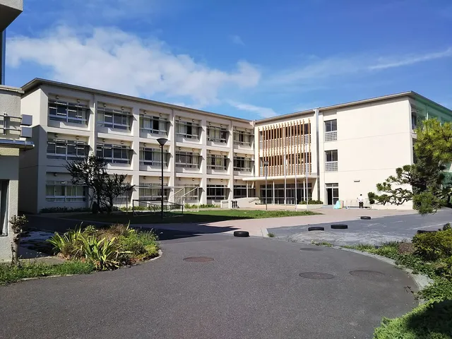 横浜緑ケ丘高校の外観
